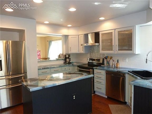 Gourmet Kitchen won't dissapoint! Lots of Counter Space, Upgraded Appliances!