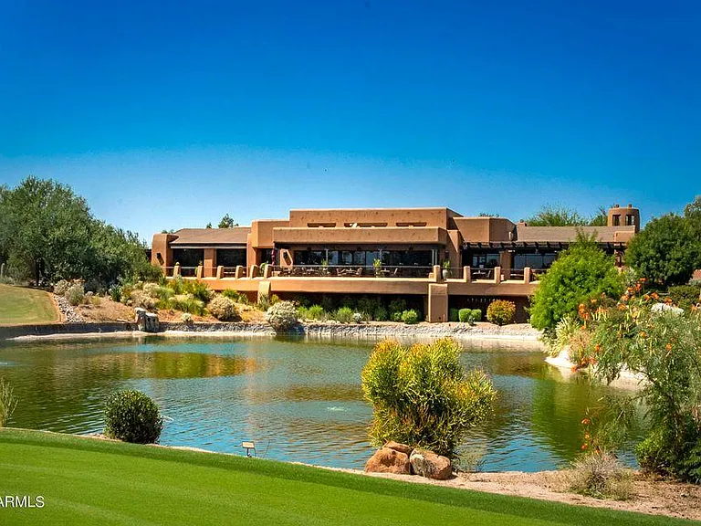 TONTO VERDE GOLF COURSE COMMUNITY CLUB AND MESQUITE GRILLE
IN BACKDROP.