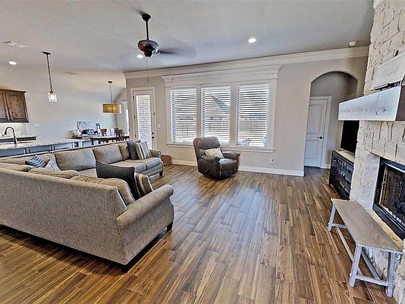 2nd image of 319 Oar Wood Dr