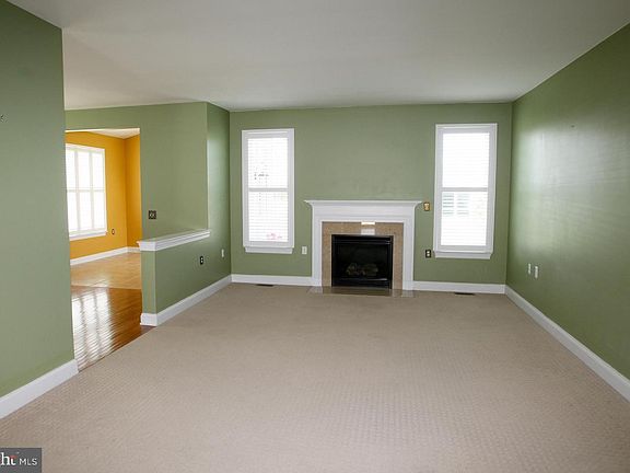 5th image of 401 Topiary Ln
