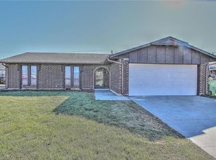 903 Lancaster Dr, Yukon, OK 73099