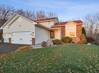 951 Sunny Ridge Dr, Carver, MN 55315