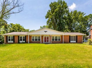 24 La Gorce Dr, Chesterfield, MO 63017