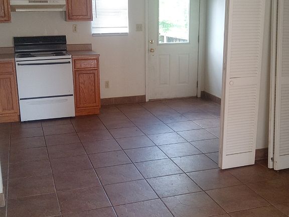 2nd image of 710 W College St APT 4