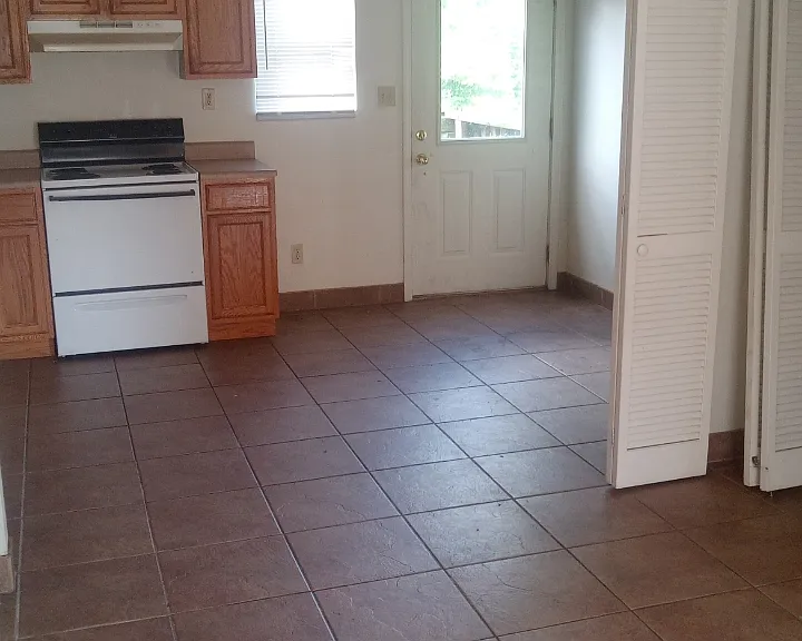 710 W College St #4 — Photo 2