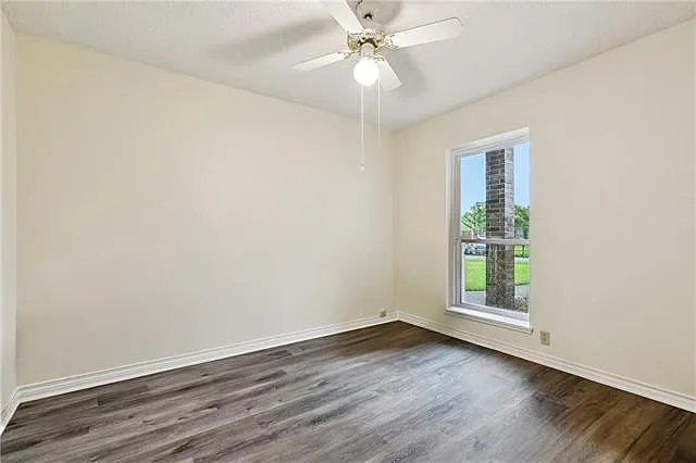 310 Oakley Ln — Photo 12