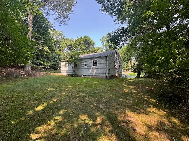 402 Thompson St — Photo 13