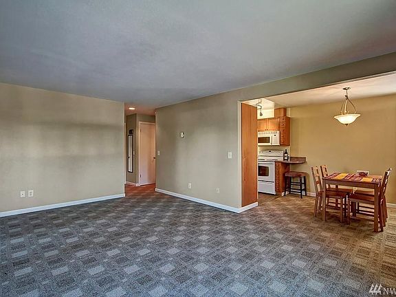 Living/Dining w/o living furniture