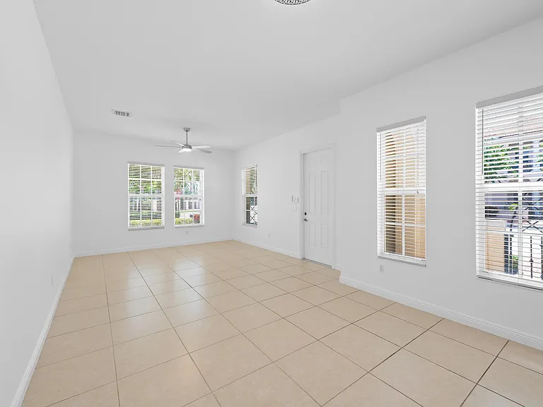 870 NW 83rd Ln — Photo 5