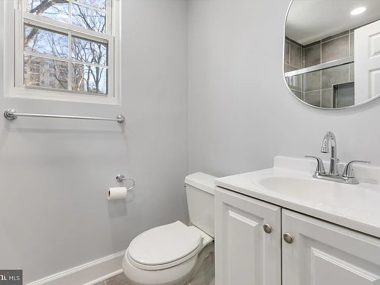 1909 N Rhodes St #25 — Photo 16