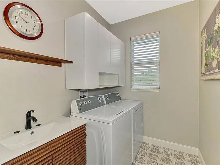 2129 Lorraine Dr — Photo 44