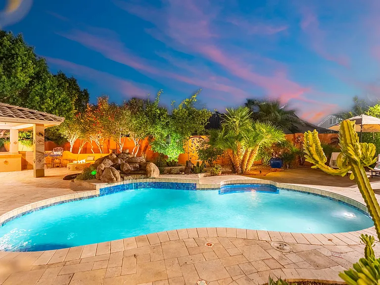 372 W Amoroso Dr — Photo 131