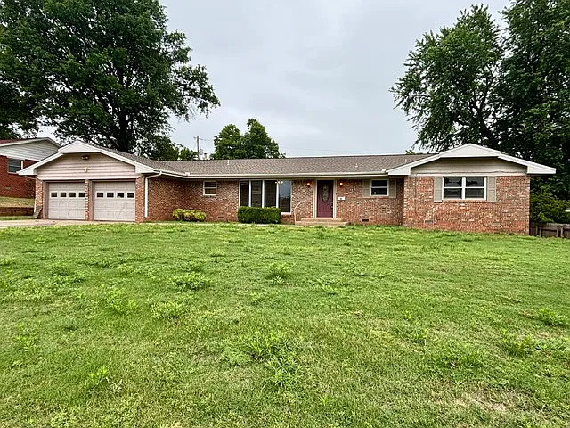 1102 W Will Rogers Dr