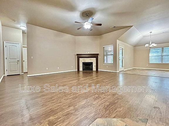 4th image of 2222 Brook Dr