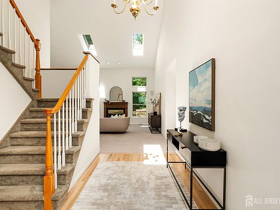 4th image of 22 Boxwood Dr