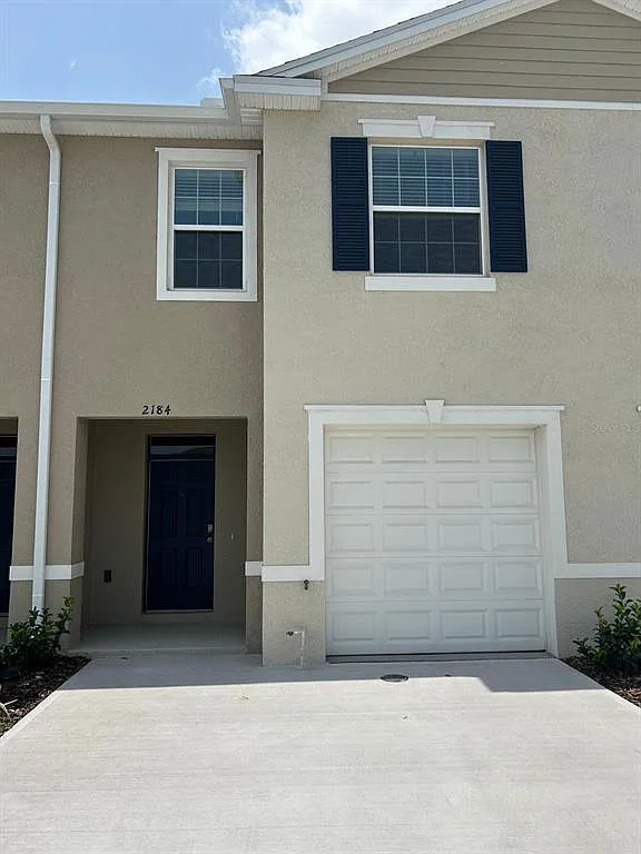 3 bed, 2.5 bath, 1676 sqft, $2,050 — Photo 2