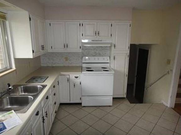 3rd image of 2937 S Fenton St