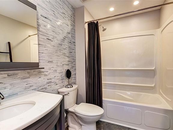 5th image of 1000 2nd St Unit 202