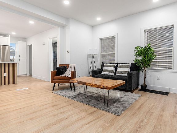 3rd image of 760 Thomas Ave