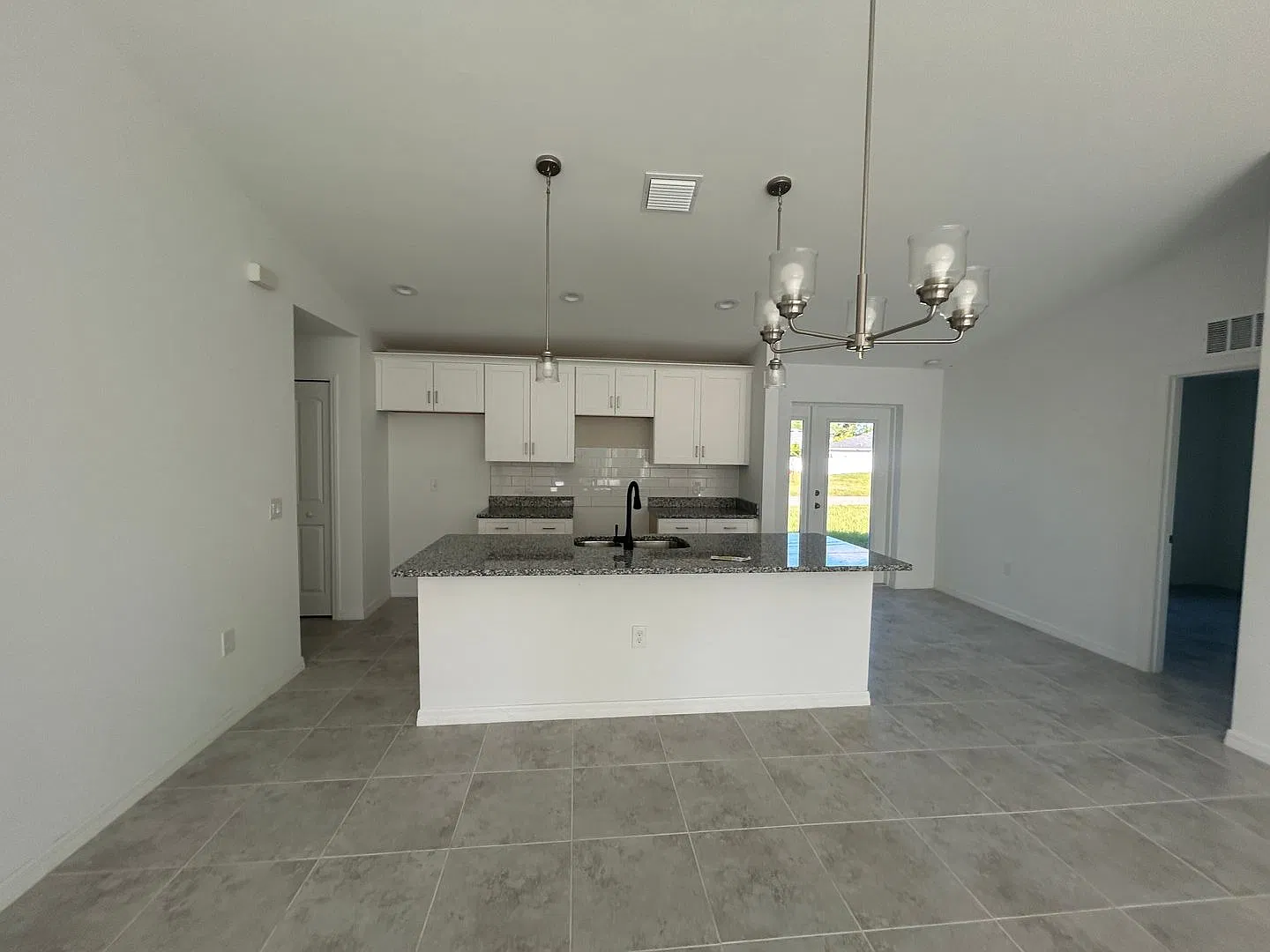 Brand New Construction 4/2 — Photo 3