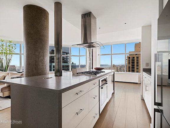 4th image of 160 W 66th St APT 44A