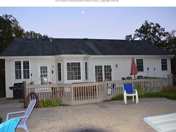 3rd image of 17 White Oak Dr