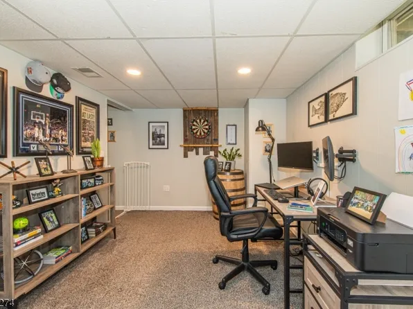 7 Stratford Dr, Newton Town, NJ 07860