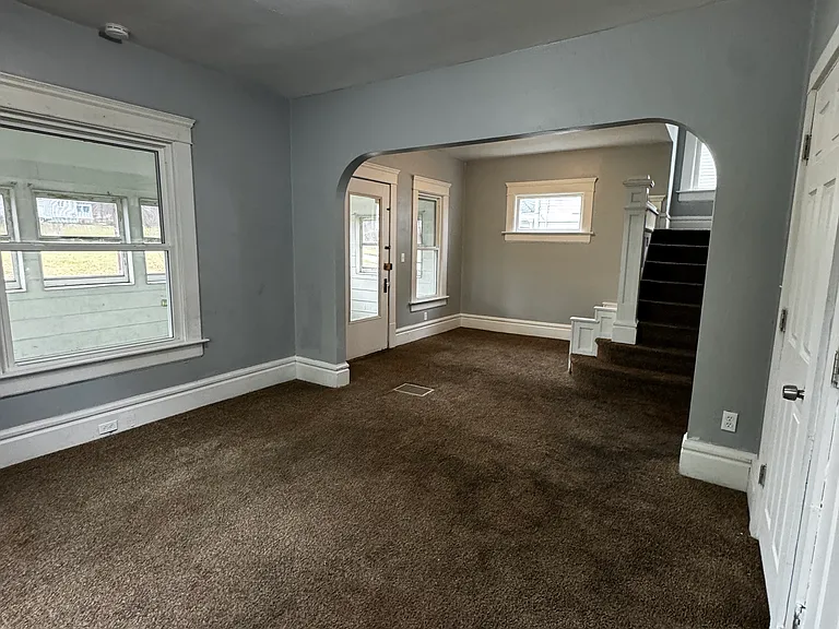 599 Rhodes Ave — Photo 4