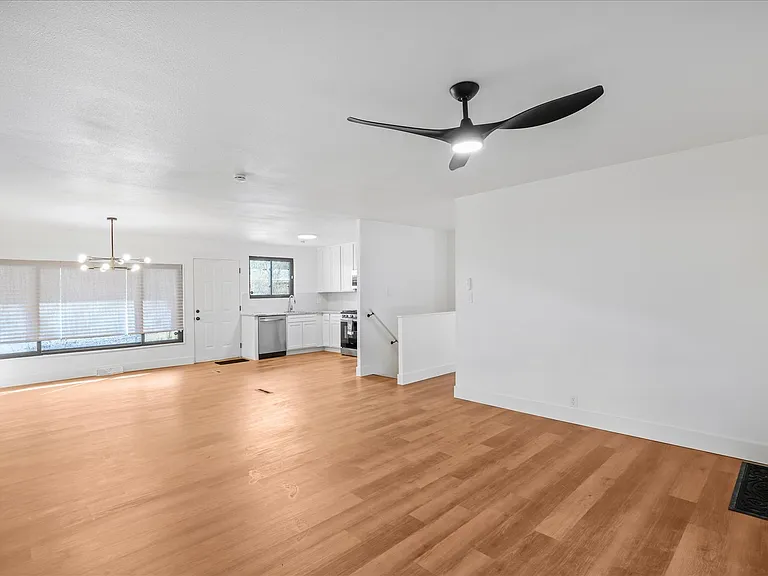 Edgefield Dr — Photo 1