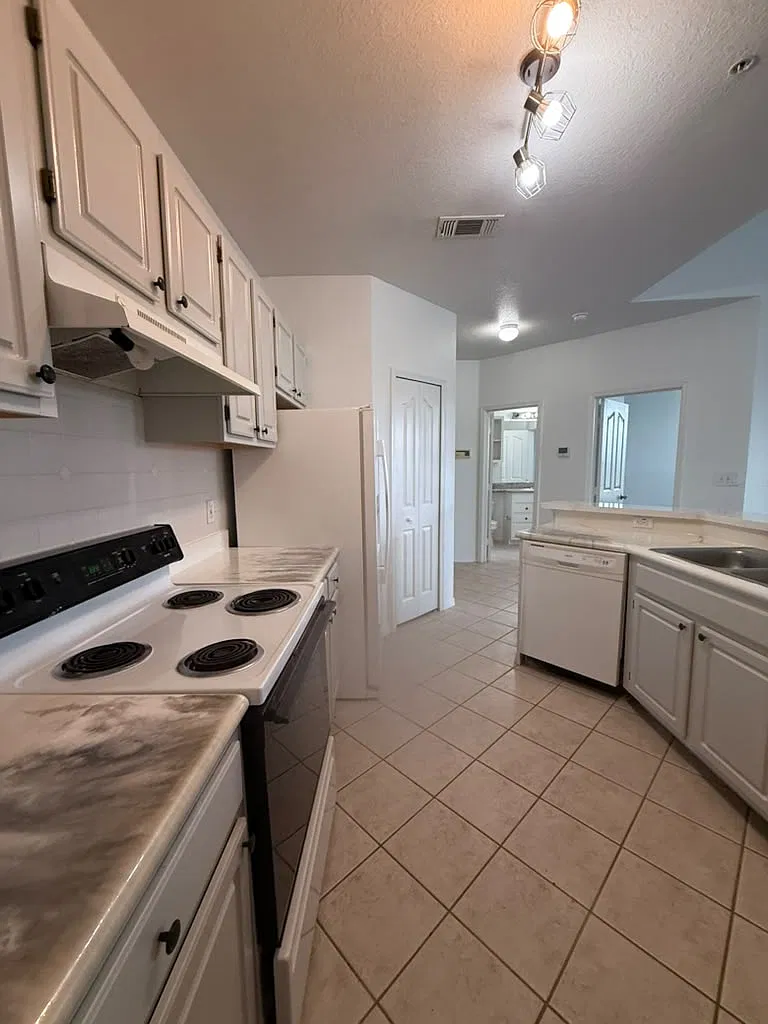 2 bed, 1110 sqft, $1,900 — Photo 4