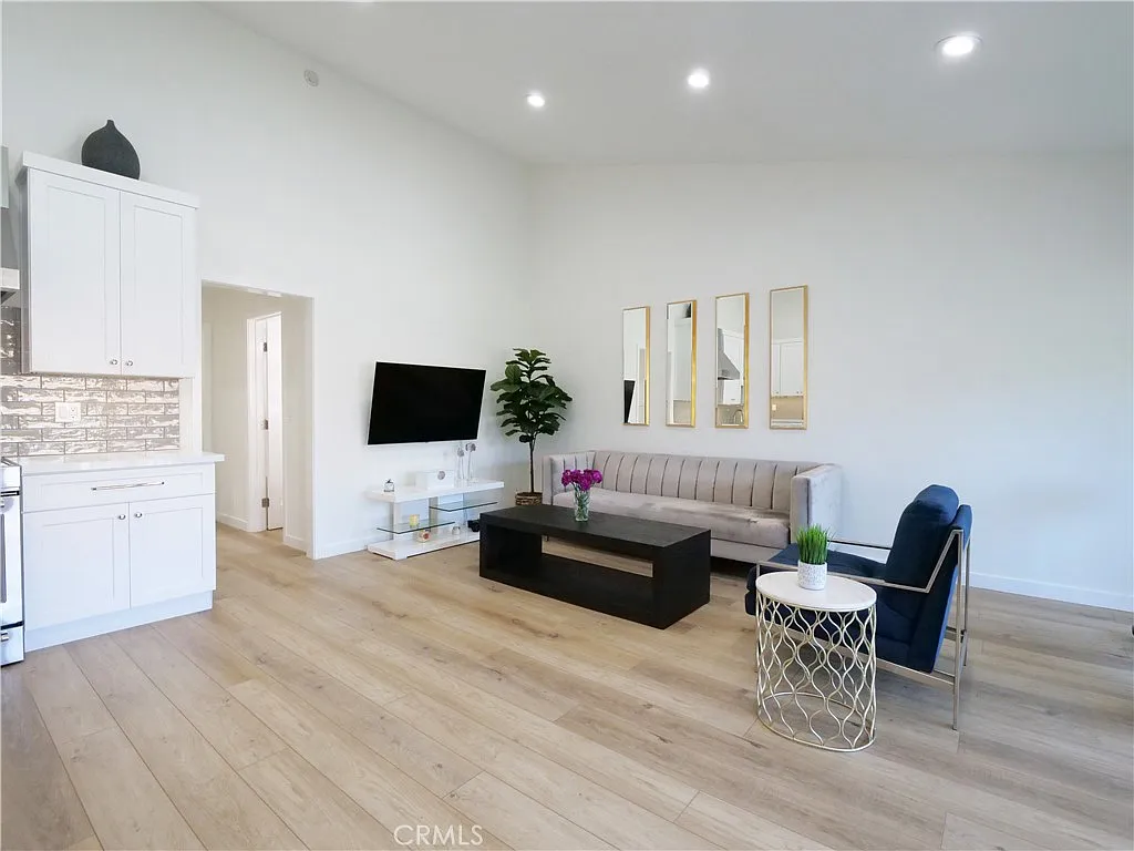 2 bed, 949 sqft, $4,900 — Photo 4
