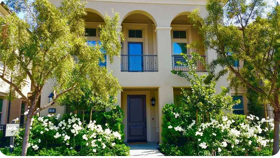 2 bed, 1129 sqft, $4,300 — Photo 1