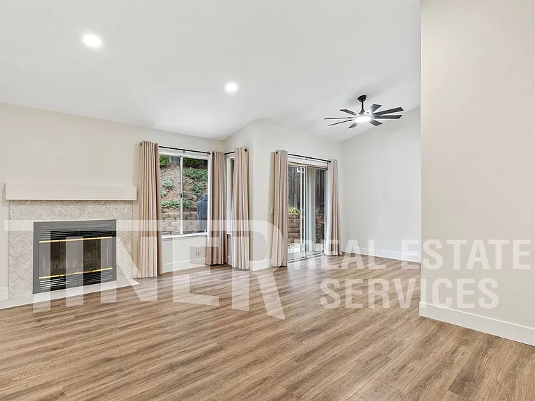 3421 Cobblestone Dr — Photo 3