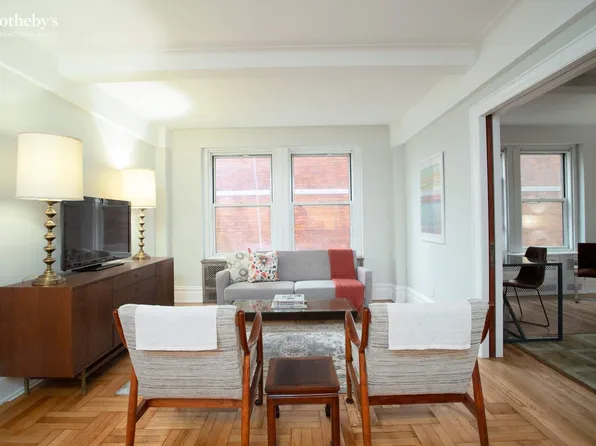 433 West 34th Street 5L image 3 of 11