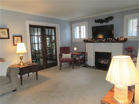 Beautiful grass doors leading into the dining room.