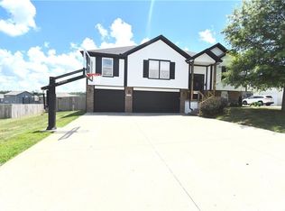 1207 SW 9th St, Oak Grove, MO 64075