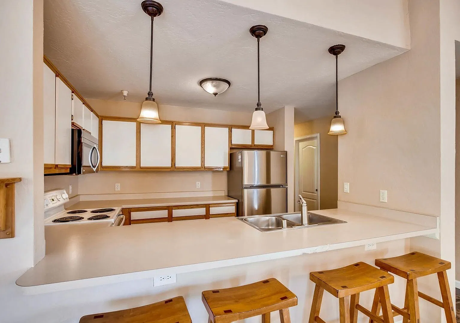 2 Bedroom between Breck and Frisco!! Top Floor! Heat included! 1 car garage! Vaulted Ceilings, Gr... — Photo 3