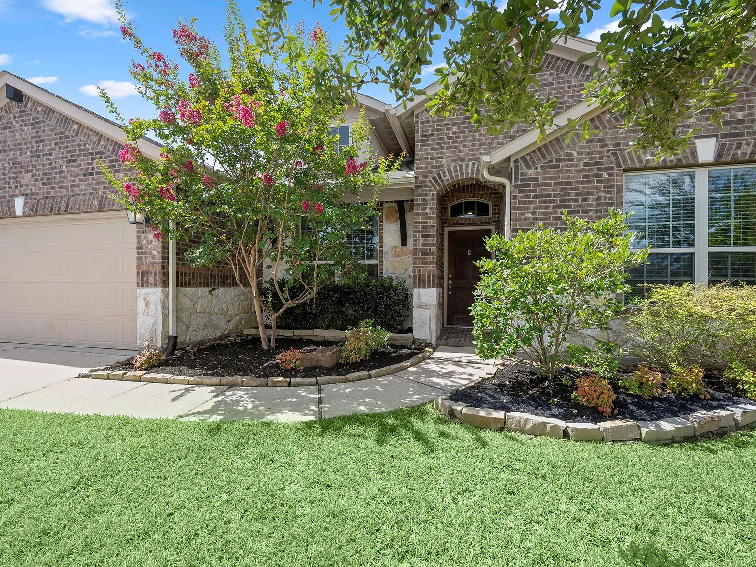 4 bed, 2.0 bath, 2316 sqft, $2,600 — Photo 3