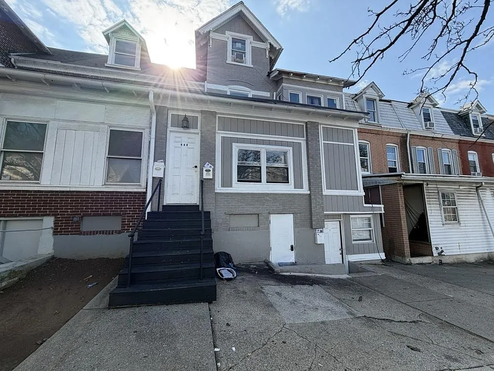 3 bed, 1150 sqft, $1,600 — Photo 1