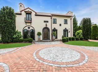 259 Lakeview Avenue W, Brightwaters, NY 11718