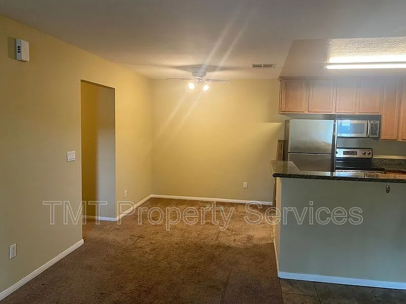 2 bed, 1.5 bath, 825 sqft, $1,650 — Photo 3
