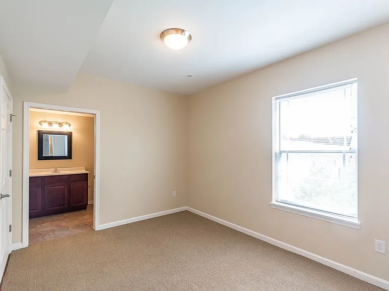 Tenth & College Horizons Apartments — Photo 55