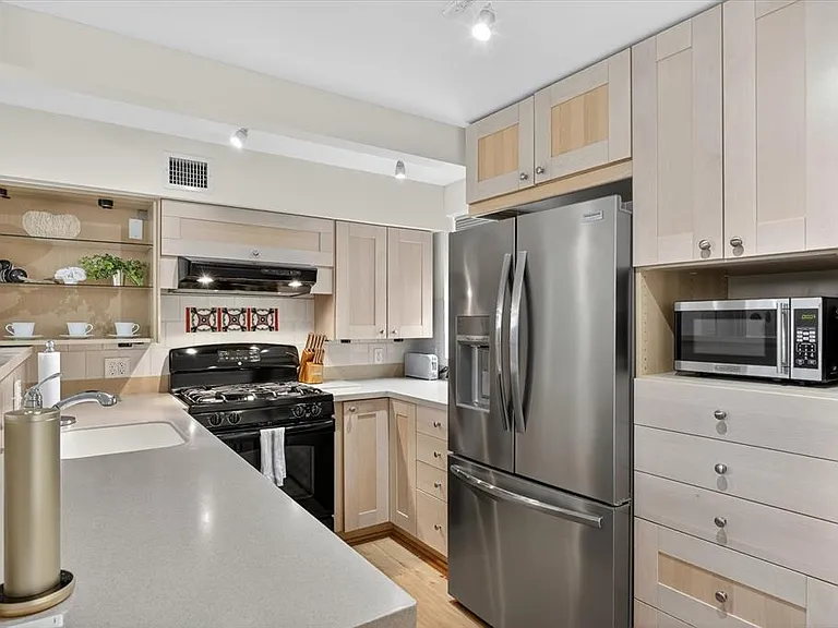 221 13th Ave NE — Photo 36