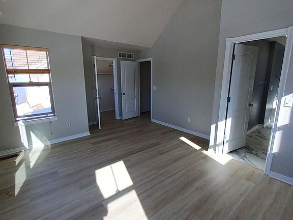 Master BR, vaulted ceilings, walk in closet and mtn views.