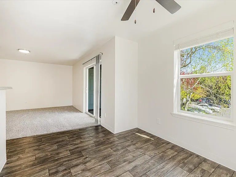 Foster Plaza Apartments — Photo 8