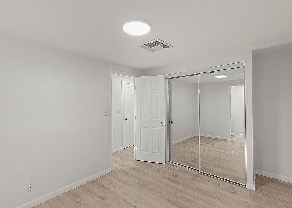 16th image of 410 N 67th Ln