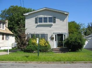 96 Shore Rd, Lindenhurst, NY 11757