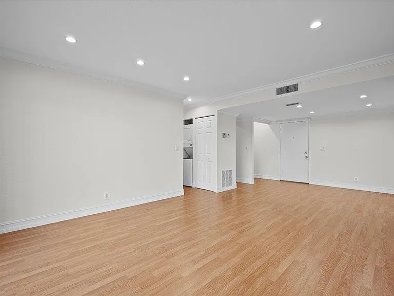 190 Lake Evelyn Dr #190 — Photo 3