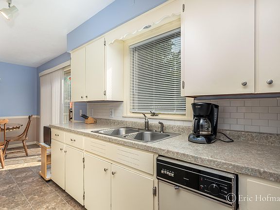 2nd image of 2746 Carlton Ave NE