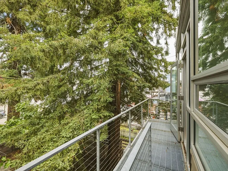 1076 S Van Ness Ave — Photo 37